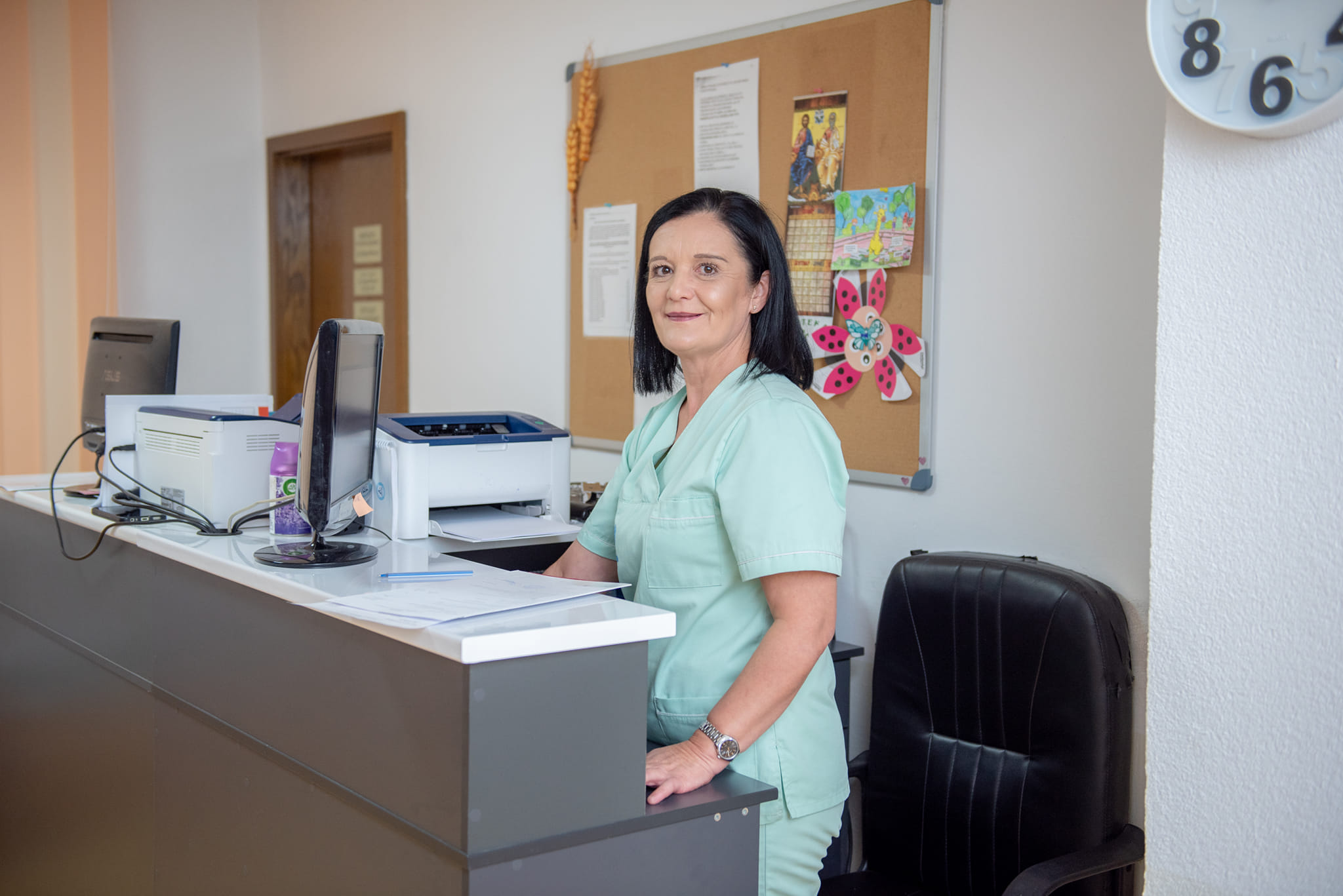 laborant doctor standing at the desk 